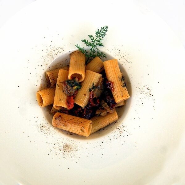 Rigatone Pasta Armando con finocchietto, melanzane sott'olio, pomodori secchi e polvere di capperi