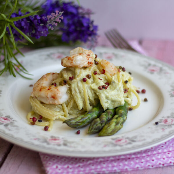 Spaghetti Pasta Armando con crema di asparagi, gamberi e pepe rosa