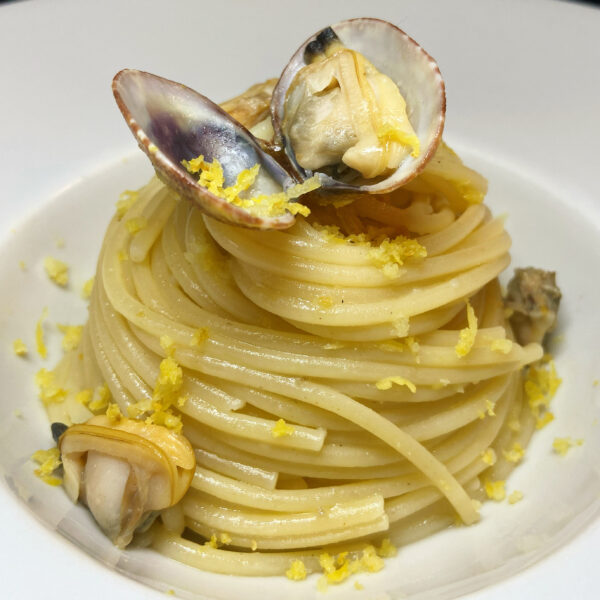 Spaghetti Pasta Armando con vongole e scorza di limone