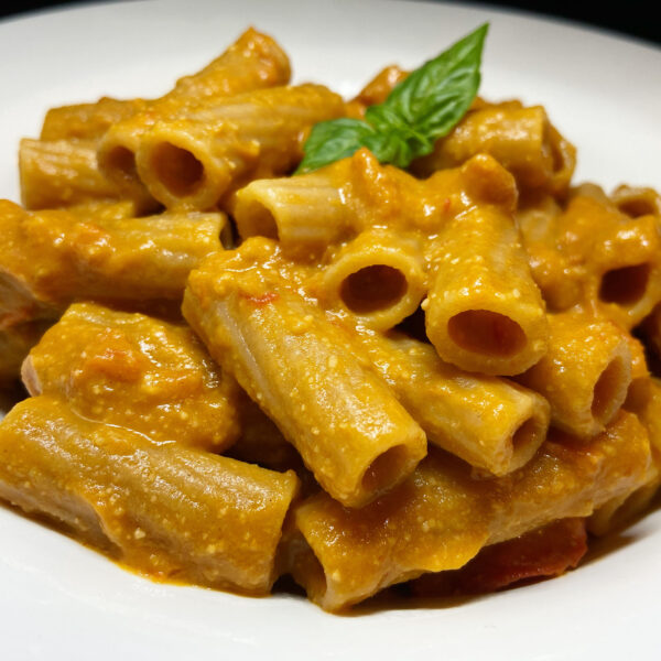 Bio-Vollkorn-Tortiglioni mit Zuckerschoten-Pesto, Kirschtomaten und Mandeln