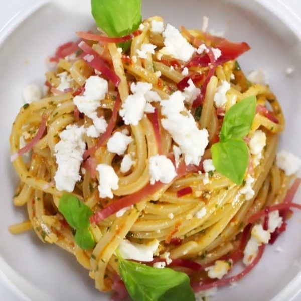 Spaghetti mit Macadamianuss-Pesto und Feta