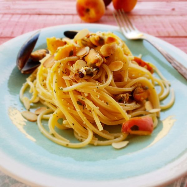 Spaghetti alla Chitarra mit Pfirsichen, Miesmuscheln und Mandeln